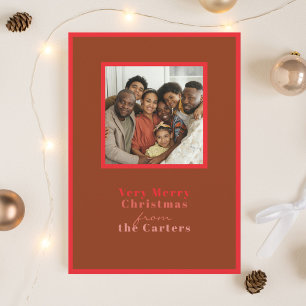 Tarjeta de saludo de Navidad moderna en rojo marró
