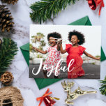 tarjeta de saludo de vacaciones de navidades moder<br><div class="desc">letras alegres y modernas con imagen de vacaciones en familia y texto en blanco</div>