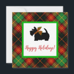 Tarjeta de saludo de vacaciones escocesa de Terrie<br><div class="desc">Esta tarjeta linda hace un gran inserto con un regalo de huésped/anfitriona, un obsequio de surtido, un regalo de intercambio de regalos o cualquiera de los regalos de esta colección. ... El alegre perro escocés negro vestido con una bufanda verde con pompas rojas parece tan festivo en el mostrador de...</div>