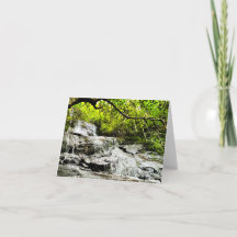 Tarjeta de saludo doblada con foto de cascada
