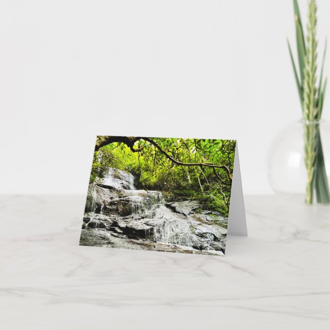 Tarjeta de saludo doblada con foto de cascada (Anverso)
