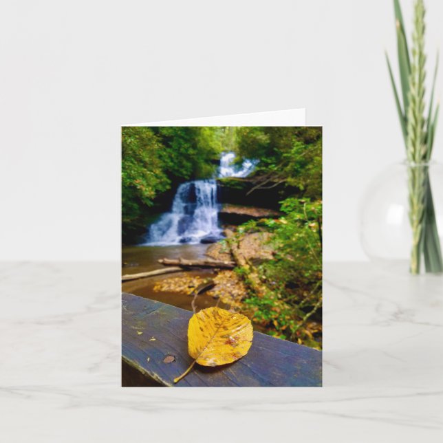 Tarjeta de saludo doblada con motivo de cascada (Anverso)