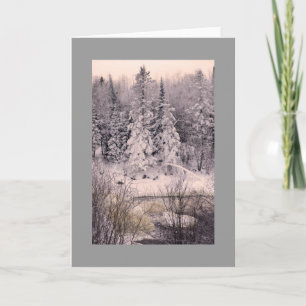 Tarjeta de saludo, en blanco, con escena de nieve