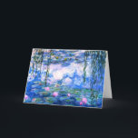 Tarjeta de saludo Monet Pink Water Lilies<br><div class="desc">Una tarjeta de saludo plegada con nenúfares rosados de Monet (en el interior está en blanco) con hermosos nenúfares de agua rosada flotando en un estanque azul calmado con colchonetas de lirios. Un gran regalo de Monet para los amantes del impresionismo y del arte francés. Impresionismo natural sereno con flores...</div>