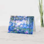 Tarjeta de saludo Monet Pink Water Lilies<br><div class="desc">Una tarjeta de saludo plegada con nenúfares rosados de Monet (en el interior está en blanco) con hermosos nenúfares de agua rosada flotando en un estanque azul calmado con colchonetas de lirios. Un gran regalo de Monet para los amantes del impresionismo y del arte francés. Impresionismo natural sereno con flores...</div>