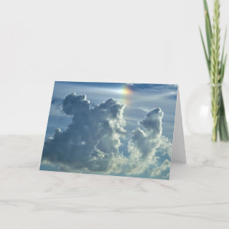 Tarjeta de saludos plegados de nubes de arcoiris