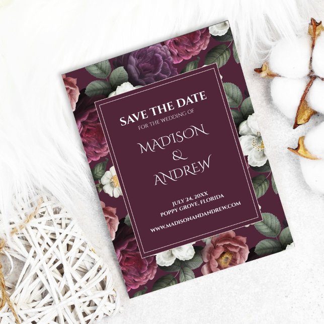 Tarjeta de Salvaguardar Fecha con Peonías Modernas (Modern Dark Burgundy Peonies Save the Date Card on cozy background with cotton flowers)