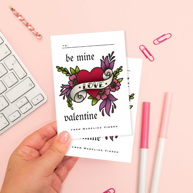 Tarjeta de San Valentín de estilo de tatuaje vinta (Trad tattoo style heart that reads Be Mine Valentine in gothic blackletter style fonts)