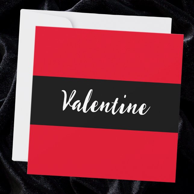 Tarjeta de San Valentín simple y moderna de El día (A stylish Valentine's card in red, black and white, with space for your own message on the back)