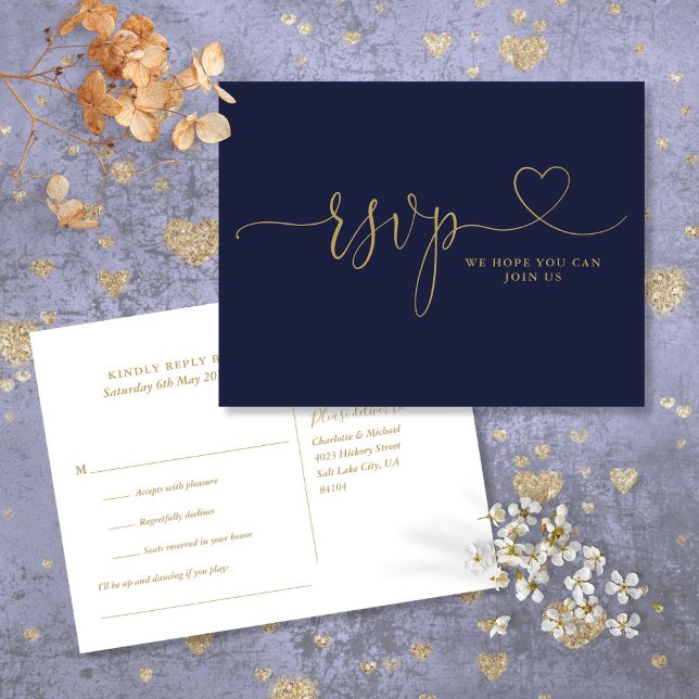 Tarjeta de solicitud de canción con guión de coraz (Heart Script Navy Blue And Gold Song Request Invitation Postcard)