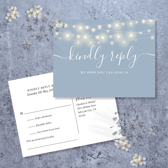 Tarjeta de solicitud de canción y RSVP de luces de (String Lights Dusty Blue Song Request RSVP Invitation Postcard)