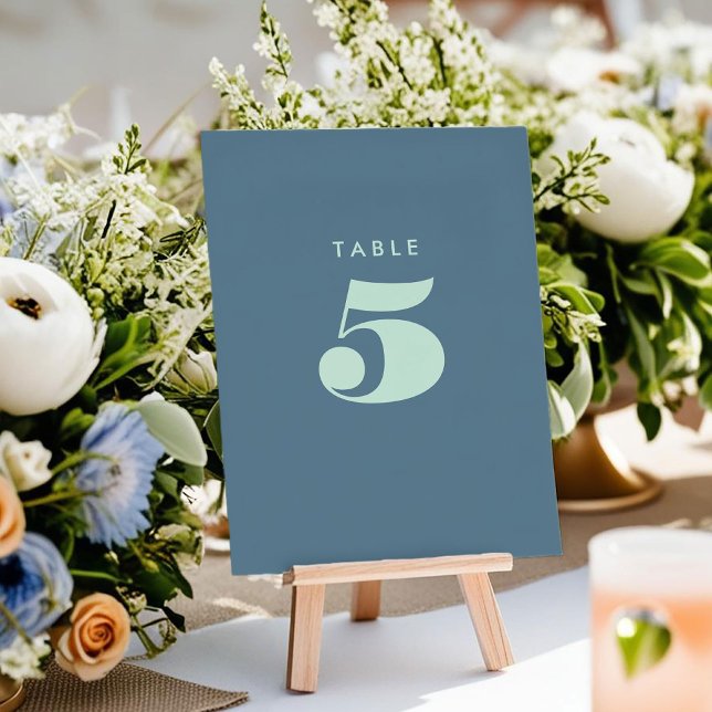 Tarjeta de tabla de tipografía azul negrita (Bold Blue Typography Wedding Table Number Card)