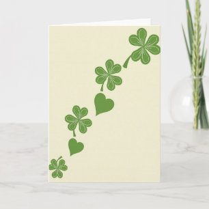 Tarjeta de trébol verde de corazones afortunados