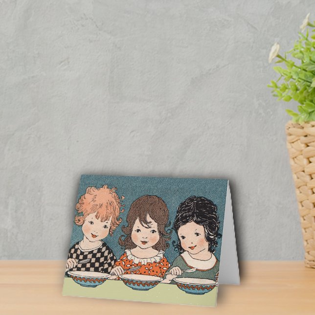 Tarjeta de tres hermanitas (Three sisters different coloured hair sitting at table eating soup on notecards.)