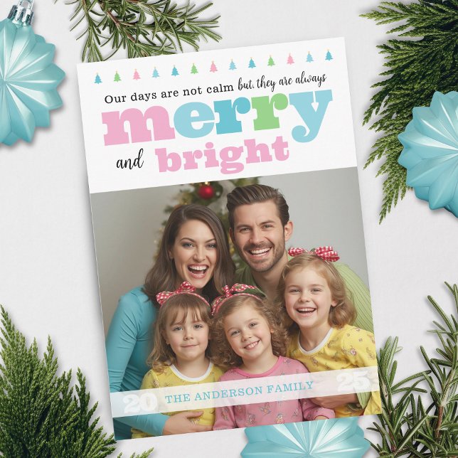 Tarjeta de vacaciones atractiva con colores retro  (colorful retro merry and bright holiday card with one photo, personalized name, year and message)