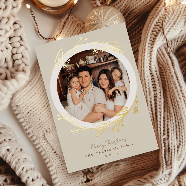 Tarjeta de vacaciones Boho Golden Wreath Photo Rel (Boho Golden Wreath Photo Gold Foil Holiday Card)