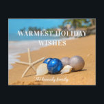 Tarjeta de vacaciones Coastal Beach para navidades<br><div class="desc">Navidades Coastal Beach Holiday Card - tarjeta de Navidades cuenta con una magnífica playa de arena con adornos navideños, una estrella de mar y conchas. El saludo se lee en los cálidos deseos de vacaciones y se personaliza con el nombre y el año de su familia. En la parte trasera...</div>