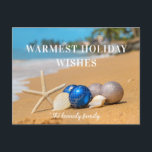Tarjeta de vacaciones Coastal Beach para navidades<br><div class="desc">Navidades Coastal Beach Holiday Card - tarjeta de Navidades cuenta con una magnífica playa de arena con adornos navideños, una estrella de mar y conchas. El saludo se lee en los cálidos deseos de vacaciones y se personaliza con el nombre y el año de su familia. En la parte trasera...</div>