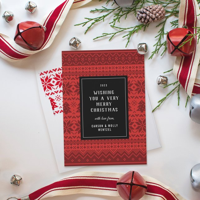 Tarjeta de vacaciones con patrón de suéter para Na (Red Christmas sweater patterned card with black box in the middle with year, message and name text)