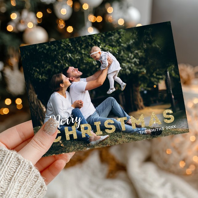 Tarjeta de vacaciones con tarjeta postal de fotos  (Send your holiday greetings with this personalized family Christmas card with gold glitter.)