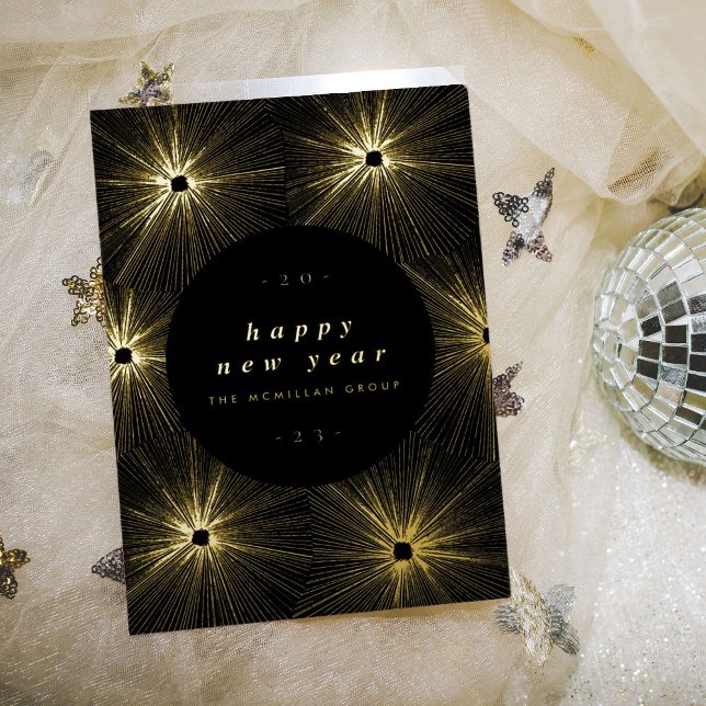 Tarjeta de vacaciones corporativa de papel de oro  (Black and gold foil fireworks bursts new year holiday card.)