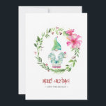 Tarjeta de vacaciones de corona y gnomo con acuare<br><div class="desc">Esta linda tarjeta de vacaciones presenta mi gnomo de Navidad original pintado a mano con acuarela con una camisa tropical y sombrero largo rodeado de una guirnalda de estilo granja de follaje y bayas rojas sobre un fondo blanco crujiente. Las palabras "Deseos más cálidos" están escritas en una tipografía de...</div>