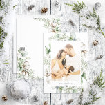 Tarjeta de vacaciones de fotografía verde para Nav<br><div class="desc">¡Presentamos nuestra nueva tarjeta de vacaciones de Navidades de la casa de campo! Esta hermosa tarjeta contiene tu foto vertical favorita (orientación vertical), perfectamente arreglada con un arreglo moderno y holgado de fondo de bolas de algodón color agua verde invernal. Es fácil de personalizar, y todos los campos de texto...</div>