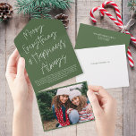 Tarjeta de vacaciones de fotos con guión moderno<br><div class="desc">Este divertido diseño de tarjeta fotográfica de vacaciones presenta un fondo clásico blanco y verde con un moderno saludo de caligrafía y una foto horizontal. El saludo dice "Feliz Todo y Felicidad Siempre". En el exterior de la tarjeta está tu dirección de retorno y otro saludo personalizado. Cuando la foto...</div>