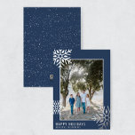Tarjeta de vacaciones de fotos de copos de nieve d<br><div class="desc">Esta moderna tarjeta navideña presenta un diseño minimalista,  un tipo de letra simple y un verdadero Relieve metalizado plateado. Reemplace la foto del frente por la suya propia. La parte posterior es una nevada blanca (no un verdadero Relieve metalizado plateado). Consulte otros elementos de la colección "Holidays".</div>