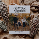 Tarjeta de vacaciones de fotos de Navidades retro<br><div class="desc">Tarjeta de vacaciones retro y minimalista para 2023 con fuentes retro con remolinos que dicen "Feliz Navidad" en la cima con estrellas. Puedes añadir 2 fotos a esta tarjeta.</div>