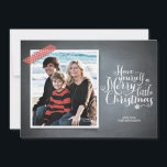 Tarjeta de vacaciones de guión de cinta roja de Ch<br><div class="desc">Esta rústica invitación a la casa de campo está hecha exclusivamente para Zazzle y es perfecta para un saludo de temporada nostálgico y moderno. Cinta "washi" impresa con acento rojo tu foto con tipografía de escritura blanca impresa en un fondo de pizarra. Añada un sello de vacaciones de Envelopments de...</div>