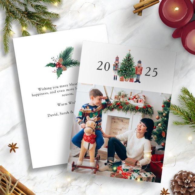 Tarjeta de vacaciones de Navidad moderna con foto (2025 Nutcracker Modern White Merry Christmas Photo Holiday Card
)