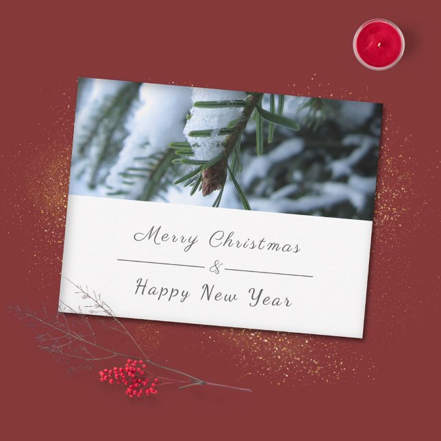 Tarjeta de vacaciones de Navidad y Año Nuevo - Fot (Christmas & New Year Holiday Card with a Photo of Fir Tree Branch)