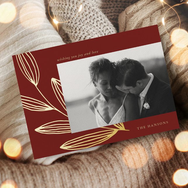 Tarjeta de vacaciones de Relieve metalizado dorado (Chic Sprout Deep Red and Gold Foil Holiday Card)