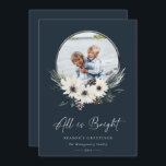 Tarjeta de vacaciones de Wreath de Winter Floral H<br><div class="desc">Todo es script de firma brillante. Acuarela de invierno rústica floral blanca,  ramas de pino y pinecones,  marco fotográfico de aro. Coordinando los antecedentes rústicos de color azul marino.</div>