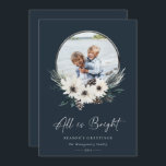 Tarjeta de vacaciones de Wreath de Winter Floral H<br><div class="desc">Todo es script de firma brillante. Acuarela de invierno rústica floral blanca,  ramas de pino y pinecones,  marco fotográfico de aro. Coordinando los antecedentes rústicos de color azul marino.</div>