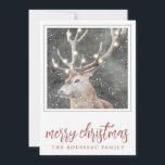 Tarjeta de vacaciones Elk In Winter Snow<br><div class="desc">Una serena y alce en la nieve de invierno con brillantes luces de árbol en las gargantas,  con un borde de pino y hoja en bruto. El rosa moderno escribe con alegría la Navidad.</div>