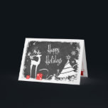 Tarjeta de vacaciones feliz | Faux Chalkboard, Dee<br><div class="desc">Esta festividad Navidad o tarjeta de vacaciones en blanco y negro en forma de chalé tiene un ciervo macho con cuernos adornados con bayas y bayas, regalos rojos y blancos con cintas, copos de nieve, estrellas y una variedad de árboles de Navidad en un fondo de pizarra con un borde...</div>