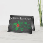 Tarjeta de vacaciones feliz | Faux Chalkboard, Hol<br><div class="desc">Este barato y festivo Navidad de pizarra negra y blanca "Happy Holidays" o tarjeta de vacaciones tiene un grupo de vegetación que tiene hojas y bayas huecas y otros follajes variados sobre un falso fondo de pizarra con un ligero toque blanco a su alrededor. La redacción de "Happy Holidays" se...</div>