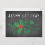 Tarjeta de vacaciones feliz | Faux Chalkboard, Hol<br><div class="desc">Este barato y festivo Navidad de pizarra negra y blanca "Happy Holidays" o tarjeta de vacaciones tiene un grupo de vegetación que tiene hojas y bayas huecas y otros follajes variados sobre un falso fondo de pizarra con un ligero toque blanco a su alrededor. La redacción de "Happy Holidays" se...</div>