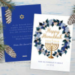 Tarjeta de vacaciones Floral Menorah Hanukkah<br><div class="desc">Celebra Hanukkah con gracia y tradición usando esta hermosa tarjeta de vacaciones con una menorah dorada rodeada por una florida cortina de flores de color azul, marina y rubor. El elegante saludo de guión dorado y el mensaje de personalizable completo en la parte posterior hacen que sea perfecto para enviar...</div>