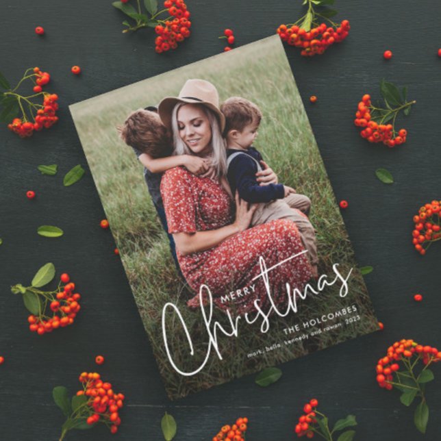 Tarjeta de vacaciones para Navidades de fotografía (Modern Script Merry Christmas Photo Magnetic Holiday Card with Handwritten Typographic Overlay.)