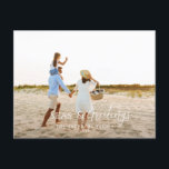 Tarjeta de vacaciones para Navidades de la playa d<br><div class="desc">diseño elegante de tarjetas de navidades con una combinación de diseño de letra negrita y guión,  espacio para la foto elegida delante con gráficos de playa y mar al revés</div>