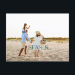 Tarjeta de vacaciones para Navidades de la playa d<br><div class="desc">diseño elegante de tarjetas de navidades con una combinación de diseño de letra negrita y guión,  espacio para la foto elegida delante con gráficos de playa y mar al revés</div>