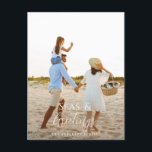 Tarjeta de vacaciones para Navidades de la playa d<br><div class="desc">diseño elegante de tarjetas de navidades con una combinación de diseño de letra negrita y guión,  espacio para la foto elegida delante con gráficos de playa y mar al revés</div>