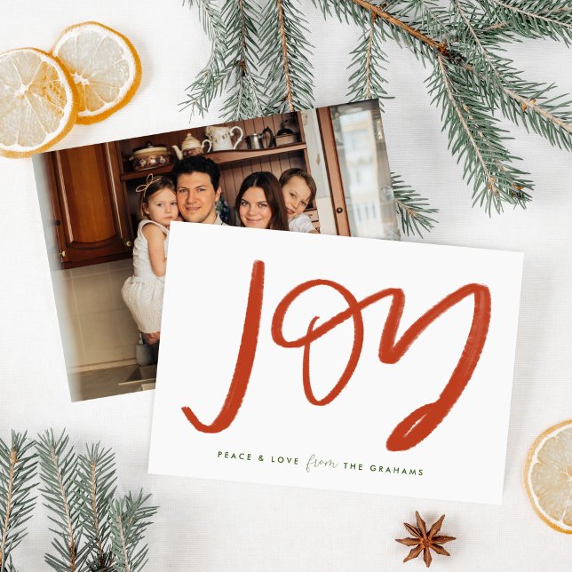 Tarjeta de vacaciones plana con fotos de alegría r (Hand-Lettered Joy watercolored in red on a chic white holiday card with your photo on the back.)