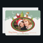 Tarjeta de vacaciones plana con marco fotográfico<br><div class="desc">Una alegre tarjeta de vacaciones con una ventana de fotos ovalada enmarcada por Santa y Snowman en una escena de invierno. (Foto de Navidades creada por kues1 - www.freepik.com). (Vector creado por vikayatskina - www.freepik.com) La tarjeta es fácil de personalizar con su redacción, tipo de letra, color de fuente, forma...</div>