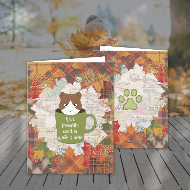 Tarjeta de vacaciones plegada del gato Fall Break (The Fall Break Cat Folded Holiday Cards are above the table in the autumn forest. )