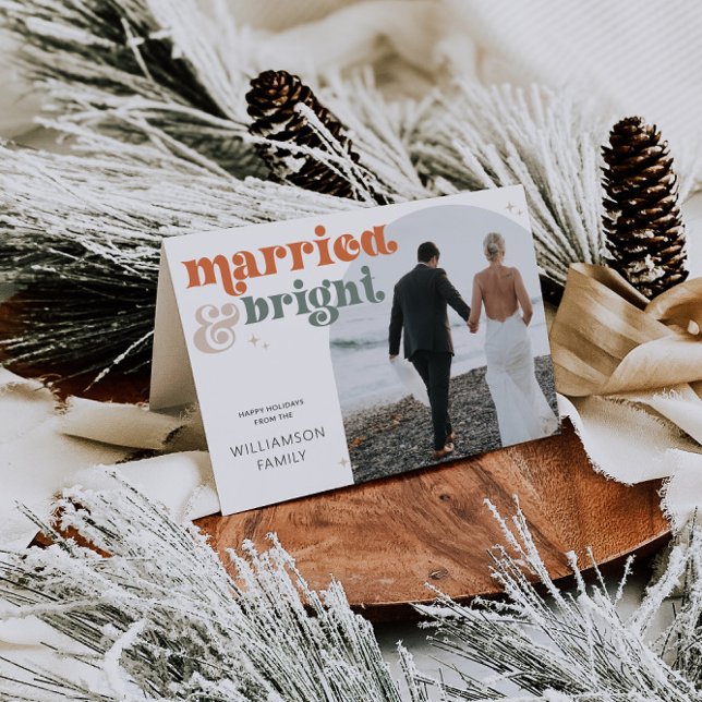 Tarjeta de vacaciones plegada retro de nuevo arco (Married & Bright Newlywed Christmas Card)