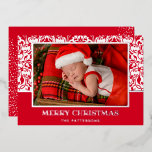 Tarjeta de vacaciones Red Damask Relieve metalizad<br><div class="desc">Patrón de damasco blanco y rojo, tu saludo, nombres y tu foto bordeada de plata real, oro o oro rosa aparecen en estas tarjetas de fotos de vacaciones. Seleccione Matte para el papel más pesado y la Alta Definición para la mejor calidad de la foto. Asegúrese de comprobar dos veces...</div>